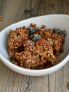Una foto de Granola sin gluten de quinoa hinchada con almendras y ciruelas
