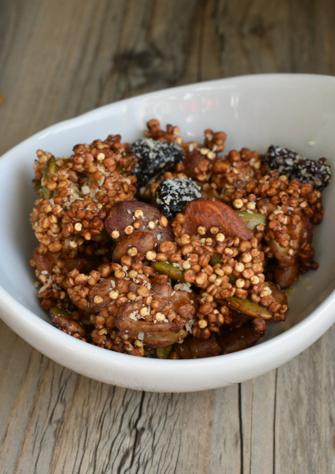 Una foto de Granola sin gluten de quinoa hinchada con almendras y ciruelas