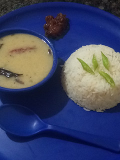 काठियावाड़ी कढ़ी (Kathiyawadi kadhi recipe in Hindi) रेसिपी मुख्य फोटो