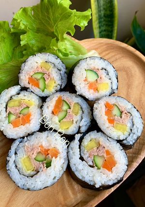 Hình của món Kimbap Cá Ngừ Ngâm Dầu.