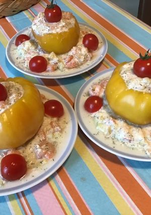Une photo de Tomates ananas margold farcies brousse corse,crevettes roses et concombre noa