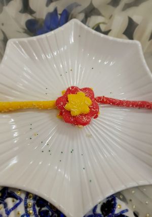 राखी बर्फी (Rakhi Burfi recipe in Hindi) रेसिपी मुख्य फोटो