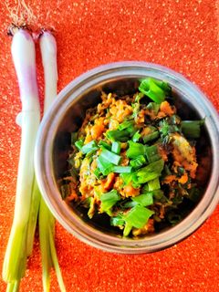 कांद्याच्या पातीचा झुणका (kandyacha paticha zhunka recipe in marathi) रेसिपी चे मुख्य फोटो
