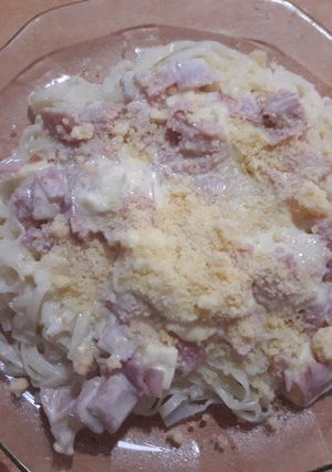 Una foto de Fideos con crema jamón y queso