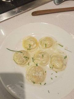 Una foto de Pasta rellena con peras, nueces y ricota
