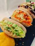 Mini pita integrali con hummus di cannellini e verdure colorate