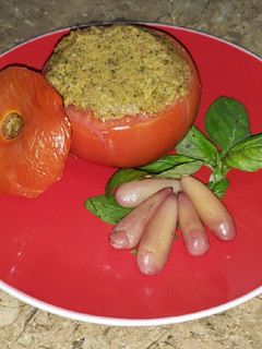 Una foto de Tomate relleno con piñones