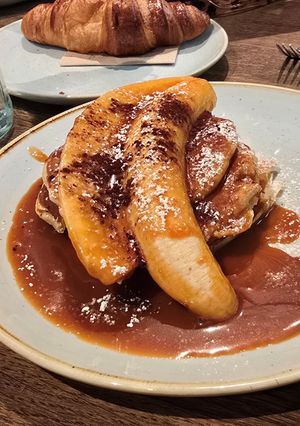 Una foto de Tortitas de yogur griego con plátano y salsa de caramelo