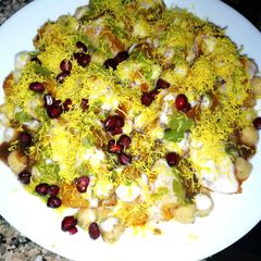 A picture of Aloo chole chaat.