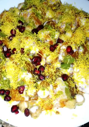A picture of Aloo chole chaat.