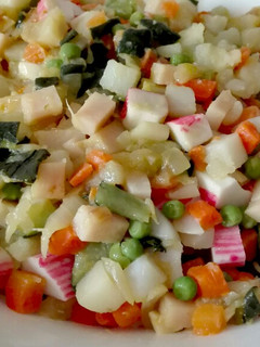 Una foto de Jardinera de verduras con guisantes y calabacín
