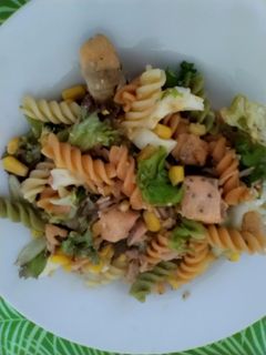 Una foto de Ensalada templada con salmón