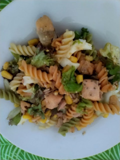 Una foto de Ensalada templada con salmón
