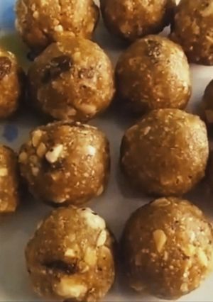 मखाना गुड़ लड्डू(Makhana gud laddu recipe in Hindi) रेसिपी मुख्य फोटो