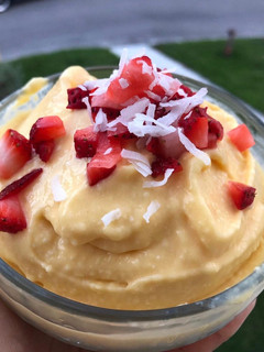 Una foto de Helado de mango con coco
