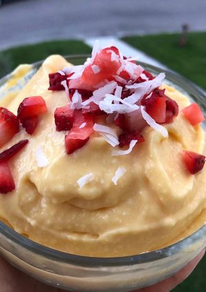 Una foto de Helado de mango con coco