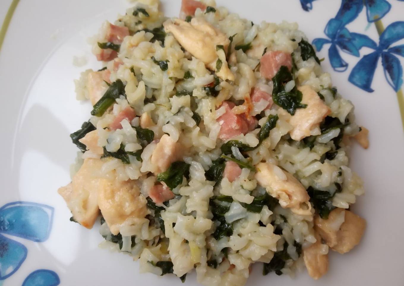Receta de aprovechamiento. Arroz con pollo, bacon y espinacas