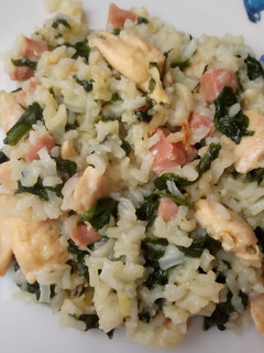 Una foto de Receta de aprovechamiento. Arroz con pollo, bacon y espinacas