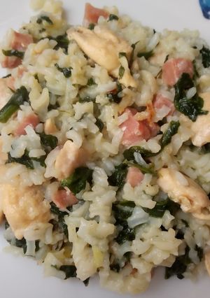 Una foto de Receta de aprovechamiento. Arroz con pollo, bacon y espinacas