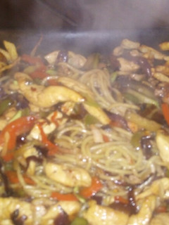 Una foto de Verduras salteadas, con pollo