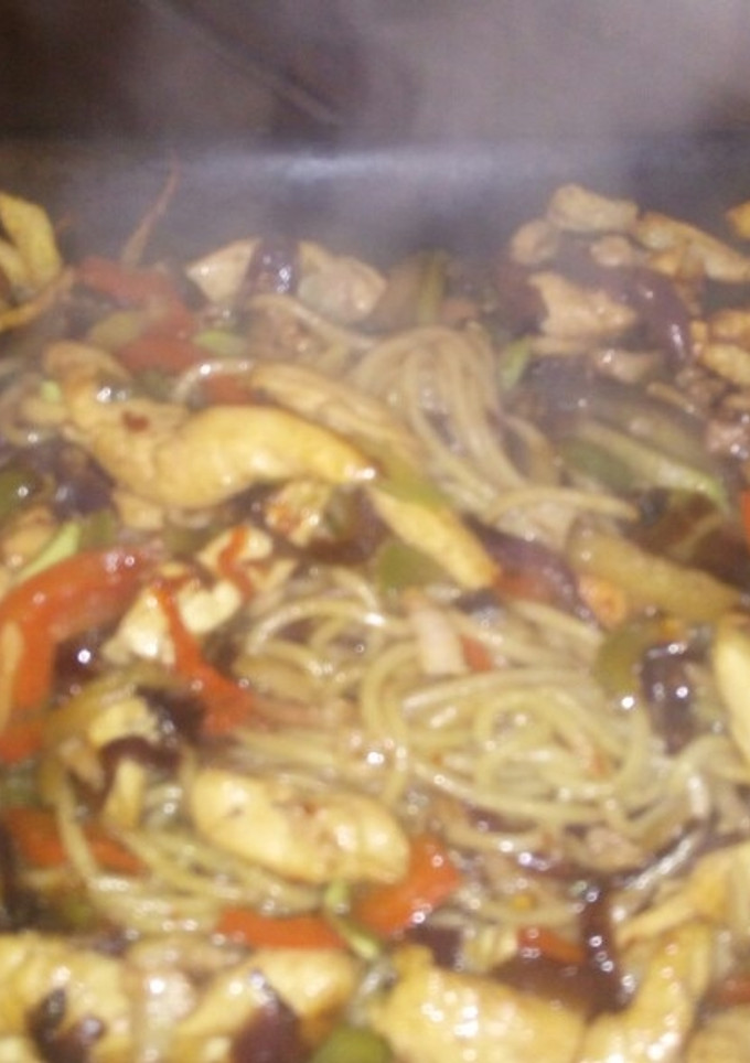 Una foto de Verduras salteadas, con pollo