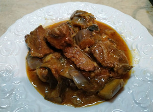 Foto di Vitello con melanzane in pentola. La quintessenza del cibo estivo!!!