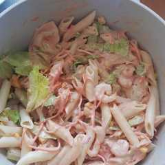 Una foto de Ensalada tropical con macarrones y gambas