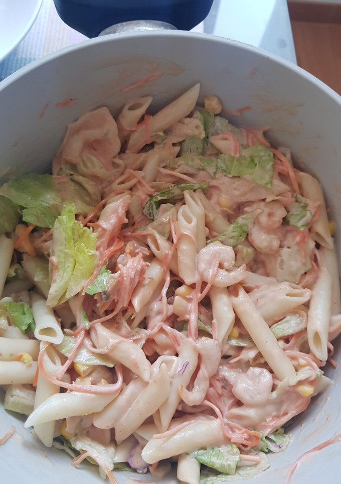 Una foto de Ensalada tropical con macarrones y gambas