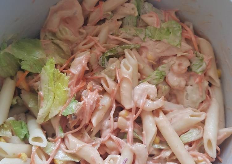 Ensalada tropical con macarrones y gambas