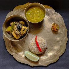 A picture of Koldil aru Kukura Mangkho/ Banana Flower with Chicken.