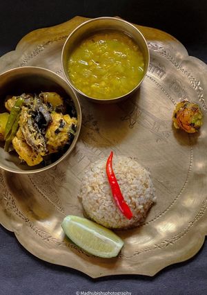 A picture of Koldil aru Kukura Mangkho/ Banana Flower with Chicken.