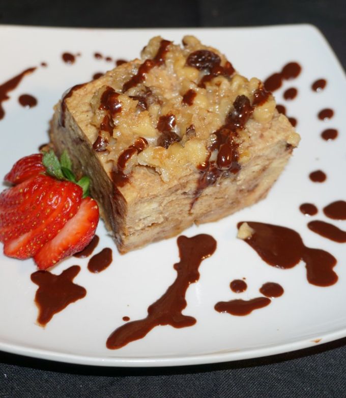 Una foto de COLEGIALES O BUDÍN DE PAN CON SALSA DE CHOCOLATE. JON STYLE
