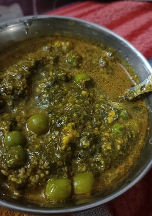 A picture of Palak paneer.