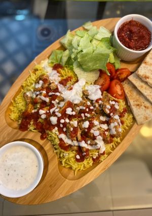 A picture of Halal Guys Chicken & Rice Platter ❤️.