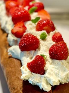 Erdbeer-Rhabarberkuchen mit Basilikum &Vanille-Frischkäse-Creme Rezepthauptbild