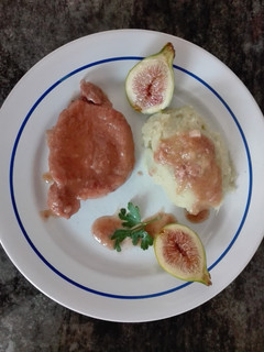 Una foto de Lomo de Cerdo en salsa de Higos con puré de batata Dulce