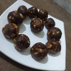 A picture of Dry fruits ladoo.