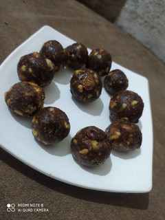 A picture of Dry fruits ladoo.