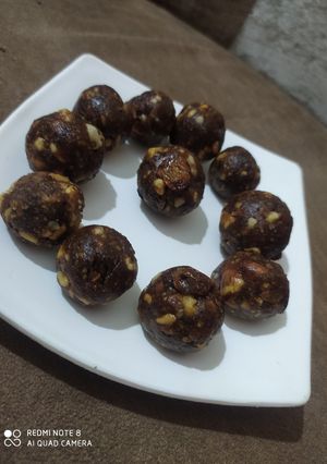A picture of Dry fruits ladoo.