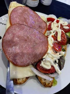 Una foto de Bocadillo de lomo adobado completo