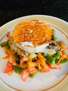 Una foto de Ensalada de judías verdes con tortita de patata y queso de cabra