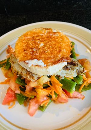 Una foto de Ensalada de judías verdes con tortita de patata y queso de cabra