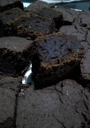 Una foto de Brownies de porotos (Con café molido y sin harinas)