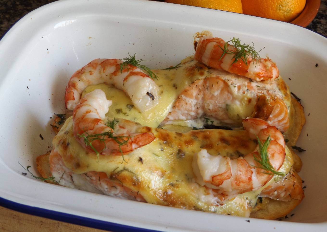 Salmón al horno con patatas y mayonesa al eneldo