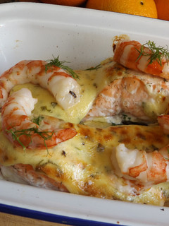 Una foto de Salmón al horno con patatas y mayonesa al eneldo