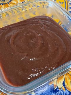 Une photo de Compote de prunes, figues blanches et pétales de rose