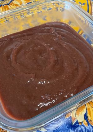Une photo de Compote de prunes, figues blanches et pétales de rose