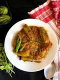 Potoler Tel Jhal (Parwal / Pointed Gourd Curry - Bong Style)