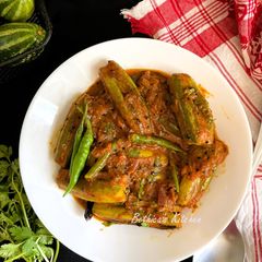 A picture of Potoler Tel Jhal (Parwal / Pointed Gourd Curry - Bong Style).