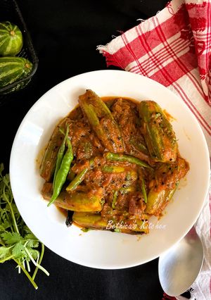 A picture of Potoler Tel Jhal (Parwal / Pointed Gourd Curry - Bong Style).